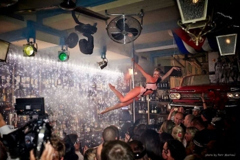 Pole dance-Akrobacie na tyči