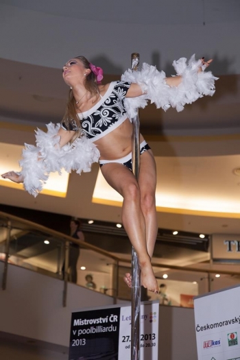 Pole dance-Akrobacie na tyči