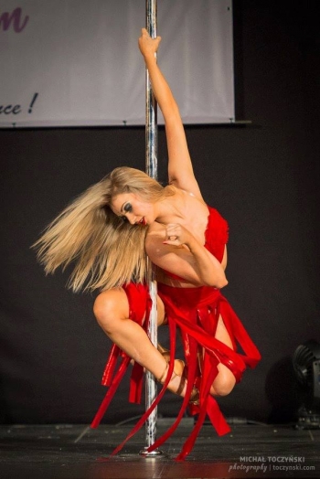 Pole dance-Akrobacie na tyči