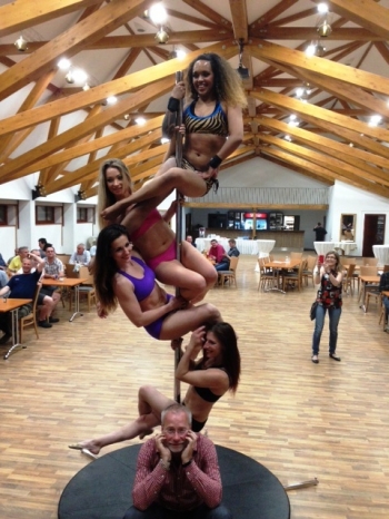 Pole dance-Akrobacie na tyči