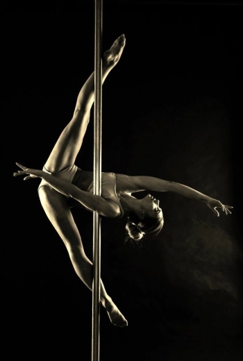 Pole dance-Akrobacie na tyči
