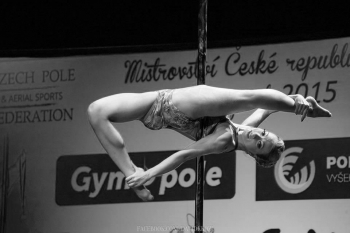 Pole dance-Akrobacie na tyči