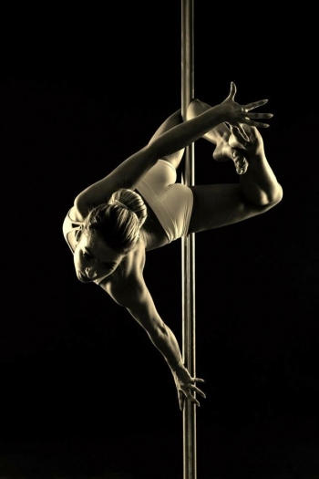 Pole dance-Akrobacie na tyči