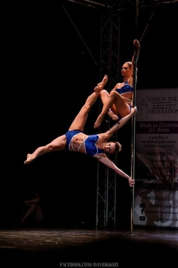 Pole dance-Akrobacie na tyči