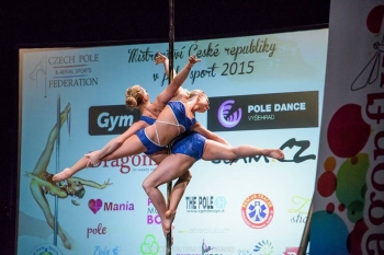 Pole dance-Akrobacie na tyči