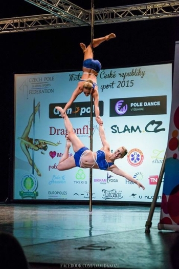 Pole dance-Akrobacie na tyči