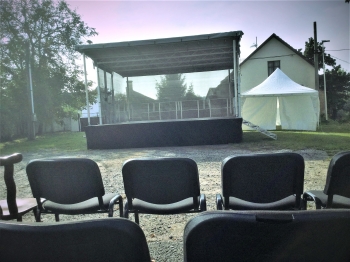 Mobilní pódium s ozvučením