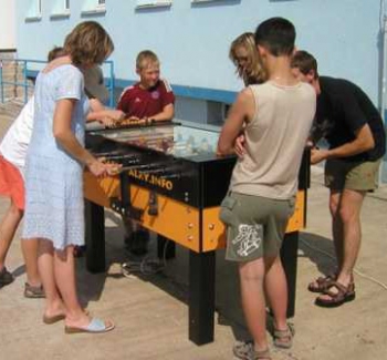 Stolní fotbálek nebo šipky