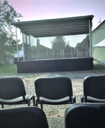 Mobilní pódium s ozvučením