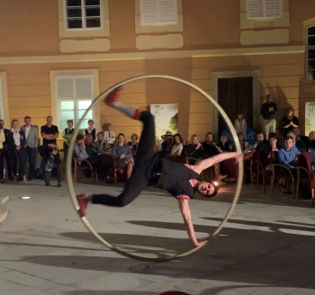 Vystoupení s obřím kruhem