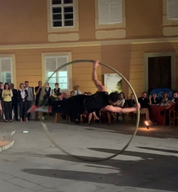 Vystoupení s obřím kruhem