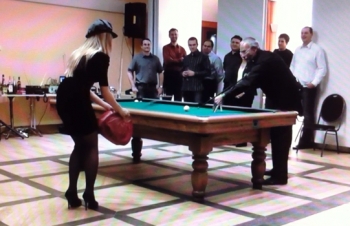 nešikovná blondýnka a Pavel Halamka - mobilní casino kasino