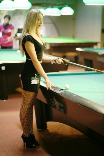 nešikovná blondýnka a Pavel Halamka - mobilní casino kasino