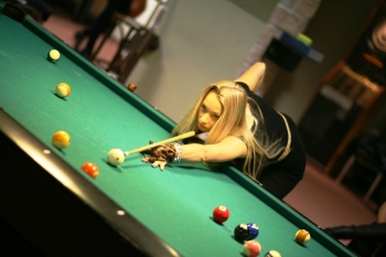 nešikovná blondýnka a Pavel Halamka - mobilní casino kasino