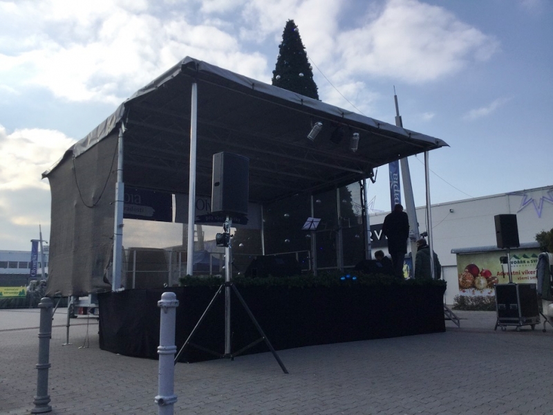 Mobilní pódium s ozvučením